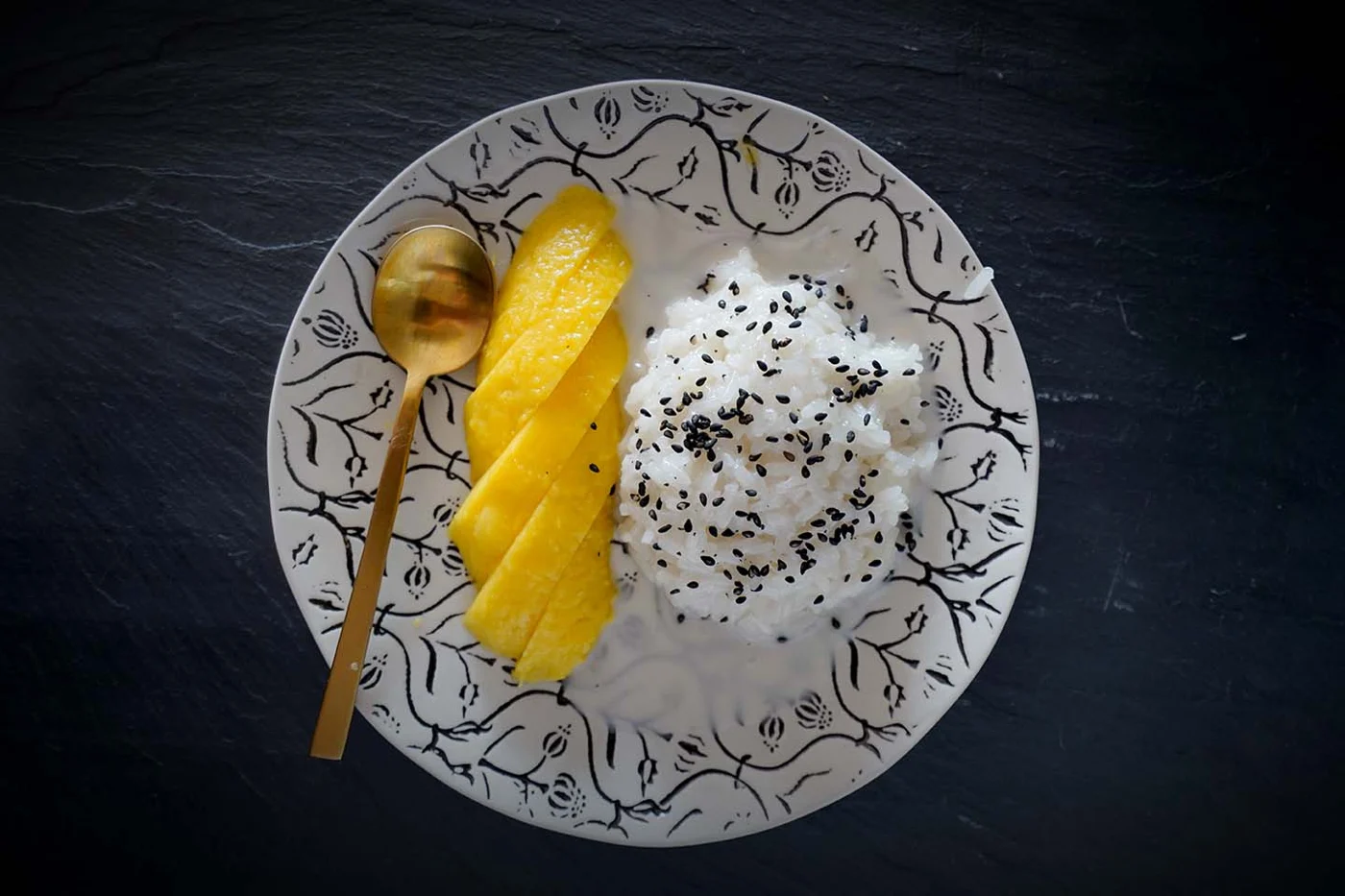 Mango sticky rice served with slices of ripe mango